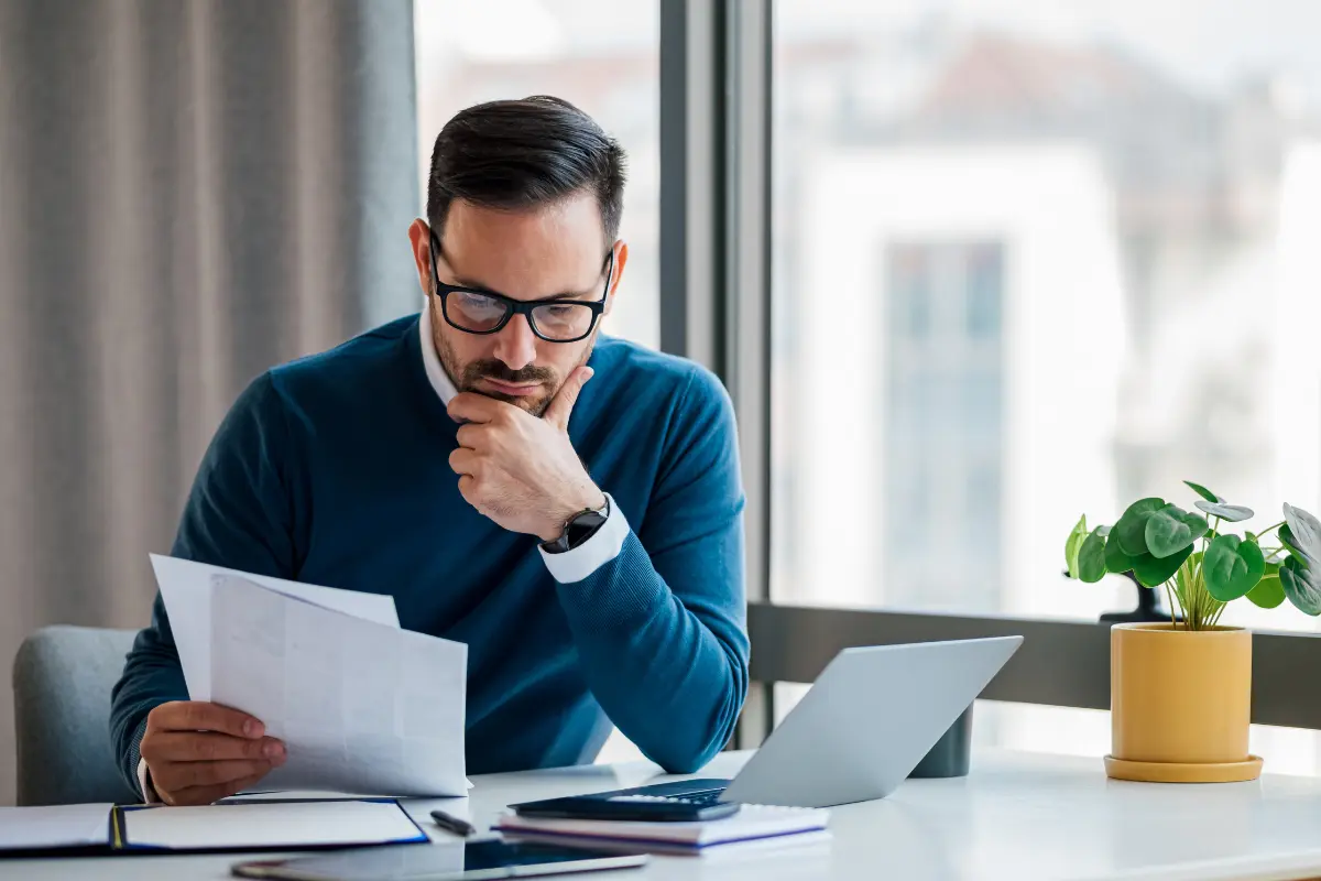 Independent consultant reviewing registered agent service options and LLC legal support services to find the best registered agent for a consulting LLC and ensure business compliance and privacy protection.