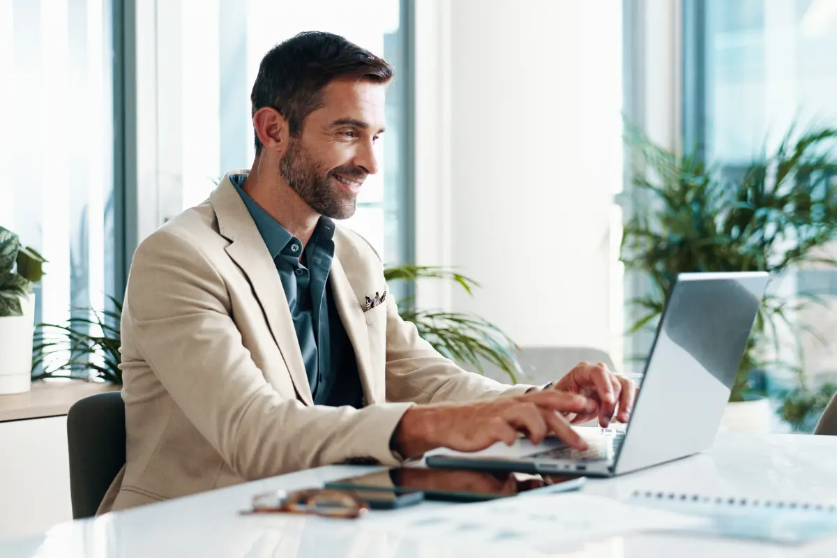 Foreign entrepreneur completing U.S. business registration process for non-residents following guide for foreign entrepreneurs to open a U.S. company.